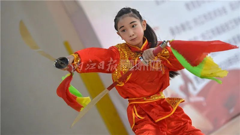 包含激烈角逐过后，冠军神采奕奕登场的词条